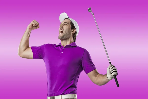 Игрок в гольф в розовой рубашке — стоковое фото