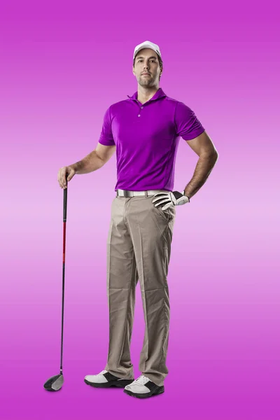 高尔夫选手穿着一件粉红色的衬衫 — 图库照片