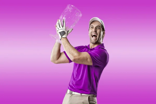 ピンクの t シャツでゴルフ プレーヤー — ストック写真