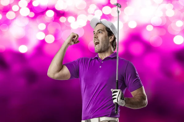 Pembe gömlekli Golf oyuncu