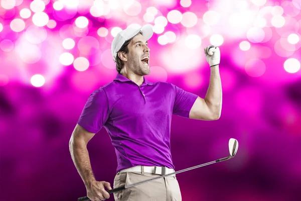 Παίκτης γκολφ σε ένα ροζ πουκάμισο — Φωτογραφία Αρχείου