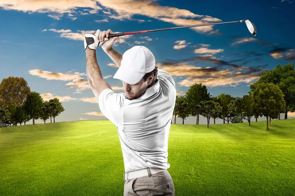 Игрок в гольф в белой рубашке — стоковое фото