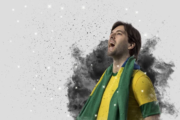 Giocatore di calcio brasiliano che esce da un'esplosione di fumo — Foto Stock