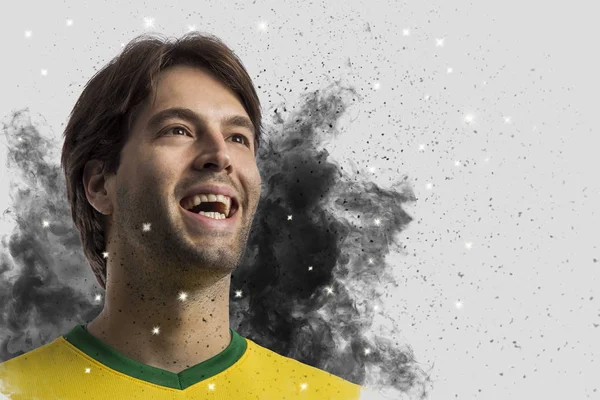 Jogador de futebol brasileiro saindo de uma explosão de fumaça — Fotografia de Stock