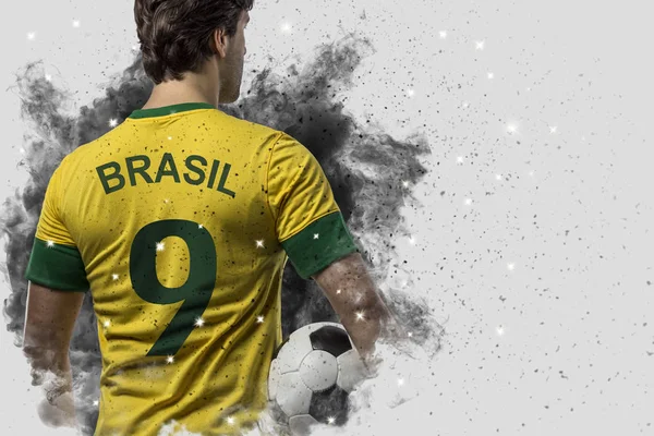 巴西足球运动员从一阵烟雾中走出来 — 图库照片