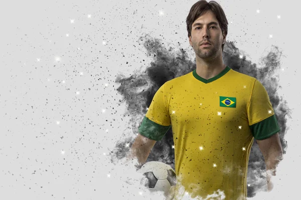Jugador de fútbol brasileño saliendo de una ráfaga de humo — Foto de Stock