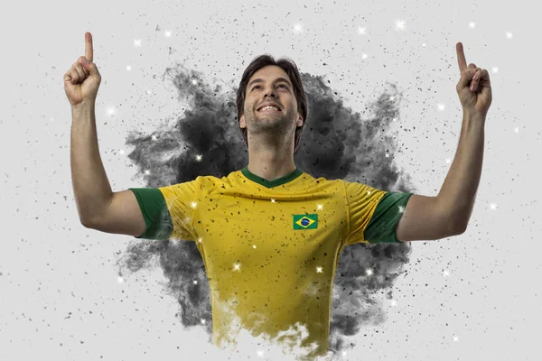 煙の爆発から出てくるブラジルのサッカー選手 — ストック写真