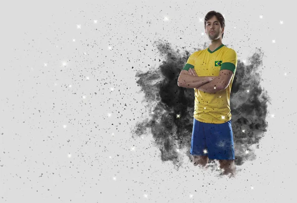 Joueur de football brésilien sortant d'une explosion de fumée — Photo