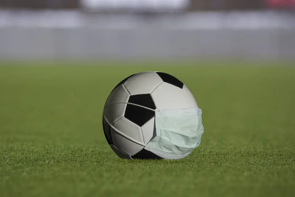 Футбольный Мяч Маске Концепция Спорта Страдающего Пандемии Covid — стоковое фото