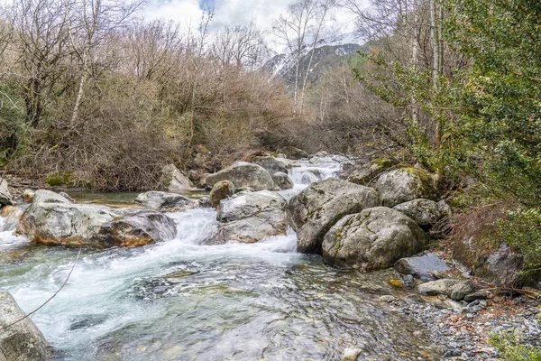 Fiume San Nicolas nel Parco Nazionale delle Aiguestortes e lago di Sant Maurici . — Foto Stock