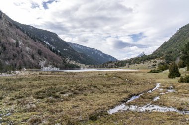 Aiguestortes Ulusal Parkı 'ndaki Llebreta Gölü ve Sant Maurici Gölü.