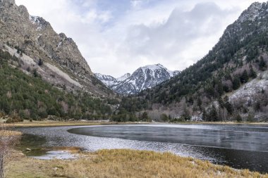 Aiguestortes Ulusal Parkı 'ndaki Llebreta Gölü ve Sant Maurici Gölü, Lleida, Katalonya, İspanya.