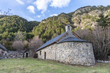 Aiguestortes Ulusal Parkı 'ndaki Sant Nicolau inzivası ve Sant Maurici Gölü.