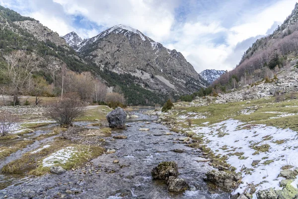 Lago Llebreta no Parque Nacional de Aiguestortes e lago de Sant Maurici . — Fotografia de Stock