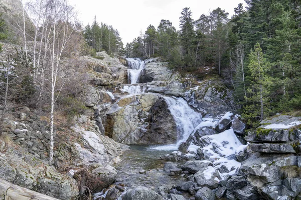 Sant Esperit vodopád v národním parku Aiguestortes a jezero Sant Maurici. — Stock fotografie