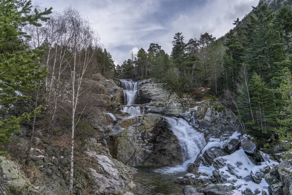 Vattenfall Sant Esperit i nationalparken Aiguestortes och sjön Sant Maurici. — Stockfoto