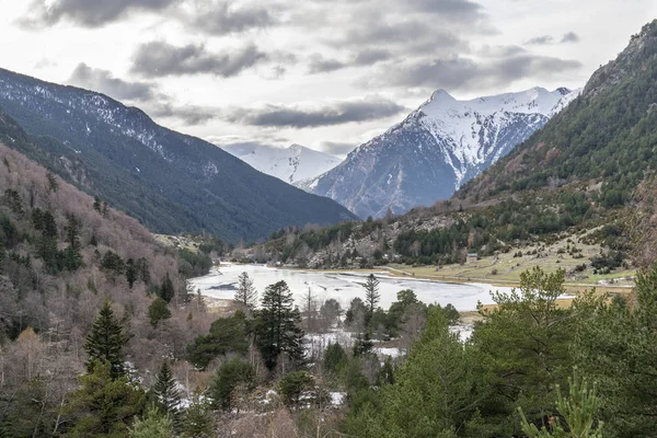 Lago di Llebreta nel Parco Nazionale delle Aiguestortes e lago di Sant Maurici . — Foto Stock