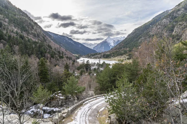 Lago Llebreta no Parque Nacional de Aiguestortes e lago de Sant Maurici . — Fotografia de Stock