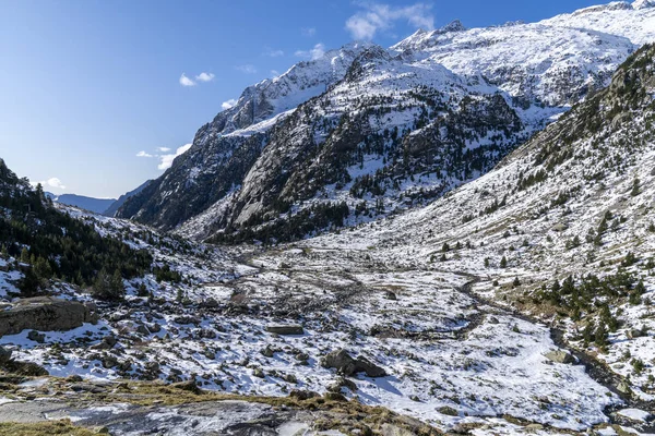 Parque Nacional de Aig jalá estortes y lago de Sant Maurici, Lleida, Cataluña, España . — Foto de Stock