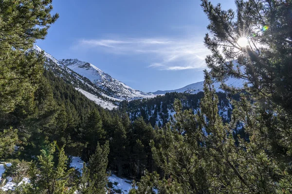 Aig Ulusal Parkı ve Sant Maurici Gölü.