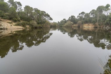 Terrassa, Barselona, İspanya, bulutlu bir günde küçük gölde.