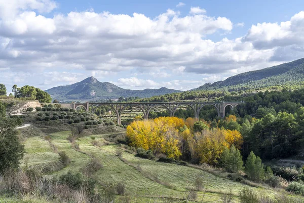 Güneşli bir sonbahar gününde yedi ayın köprüsü Alcoy, Alicante, İspanya.