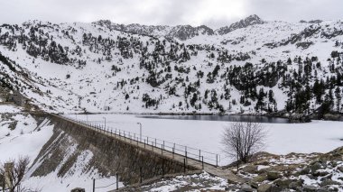 Restance Gölü ve Ulusal Aiguestortes Parkı ve Sant Maurici Gölü, Lleida, Katalonya, İspanya.