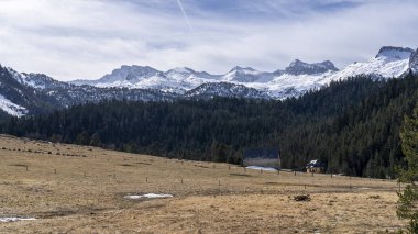 Aiguestortes Ulusal Parkı 'ndaki Bahns de Tredos manzarası ve Sant Maurici Gölü, Lleida, Katalonya, İspanya.