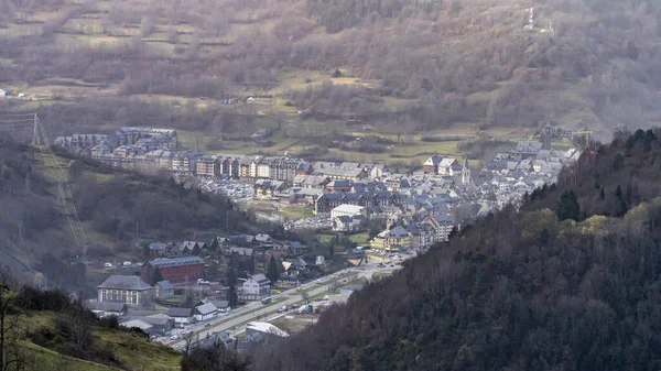 Uitzicht Vielha Met Besneeuwde Bergen Achtergrond Lleida Catalonië Spanje — Stockfoto