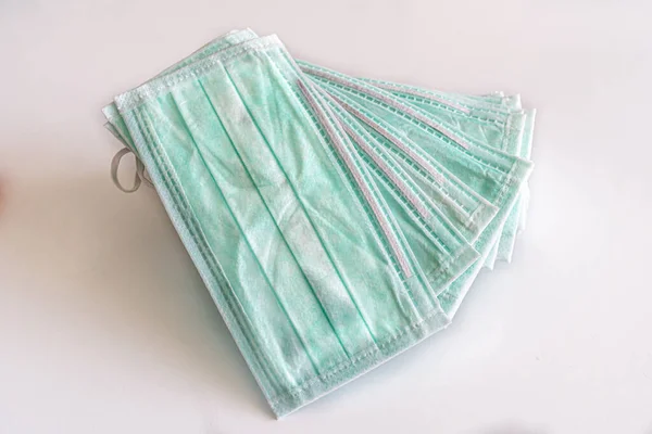 Koronavirüse karşı koruyucu maskeler.