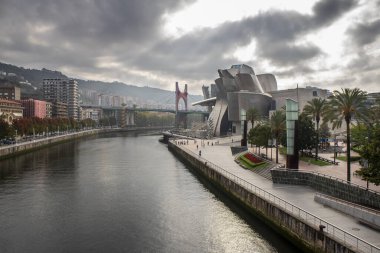 Arka planda Guggnheim Müzesi olan Bilbao Ria, Eylül 2019, Bilbao, Pais Vasco, İspanya.