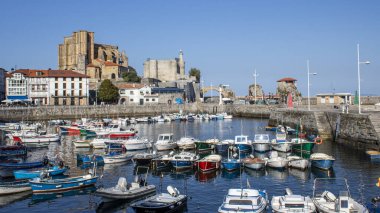 Liman ve şehir manzarası Castro Urdiales, Cantabria, İspanya.