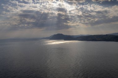 Castro Urdiales plajı gri bulutlu bir günde, Cantabria, İspanya.