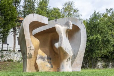 Henry Moore ve Eduardo Chillida 'nın heykelleri, Avrupa Halkları Parkı, Guernica Eylül 2019, Pais Vasco, İspanya.