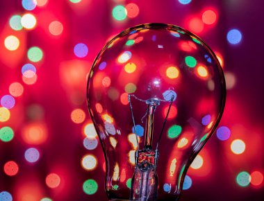 Çok renkli arka planda ampul, bir fikrim var. !!