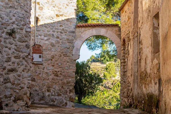 Alicante dağlarındaki Almudaina kasabasında kemer.