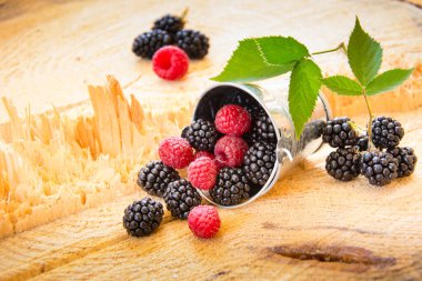 Olgun böğürtlen ve ahududu küçük bir kovadan düştü, böğürtlen, ahududu, küçük bir kova