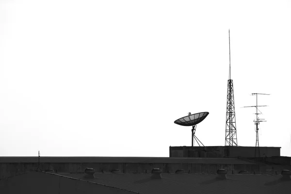 Δορυφορικά και κεραία στην κορυφή — Φωτογραφία Αρχείου