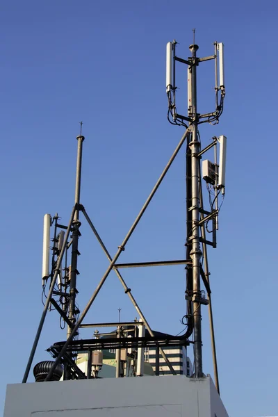 Sitio celular 4G, torre de radio de telecomunicaciones o estación base de teléfono móvil —  Fotos de Stock