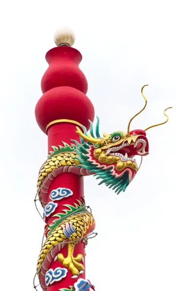 Gouden Draak standbeeld op pole-position in de Chinese tempel in Thailand. — Stockfoto