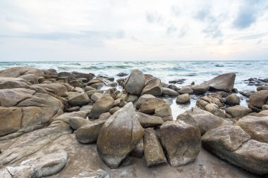 Mae Rumphueng plajda kaya yığını