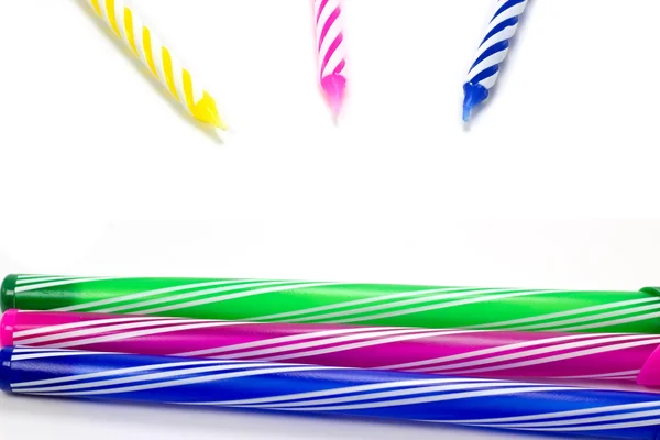 Boldog születésnapot gyertya és színes toll háttér — Stock Fotó