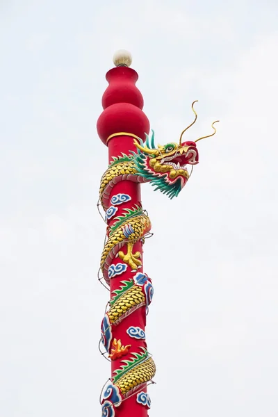 Gouden Draak standbeeld op pole-position in de Chinese tempel in Thailand. — Stockfoto