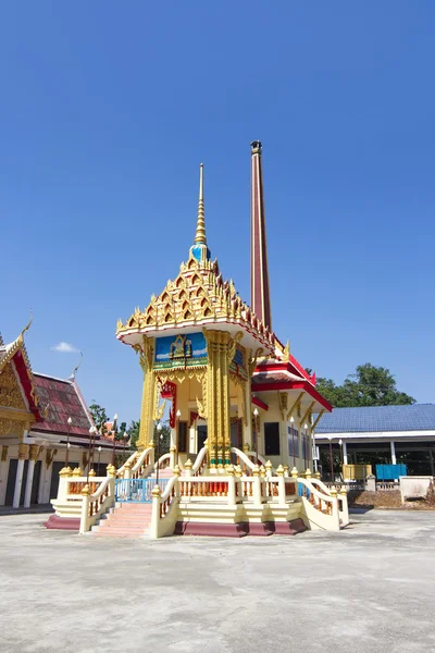 Krematorium s pozadí modré oblohy v thajském chrámu — Stock fotografie