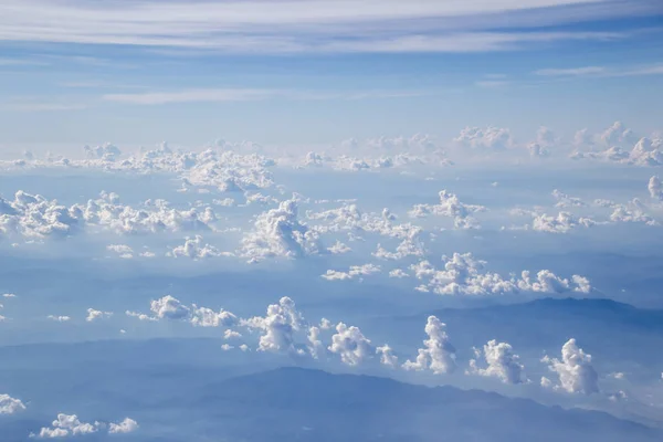 Sulla nuvola nel cielo dolcemente concentrarsi — Foto Stock