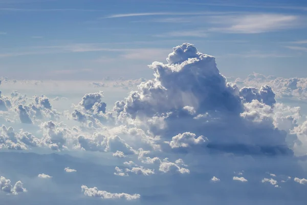 На облаке в небе мягко сосредоточиться — стоковое фото