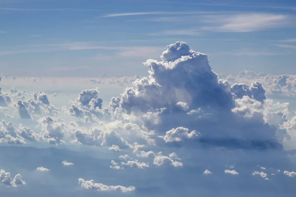 Na nuvem no céu foque suavemente — Fotografia de Stock