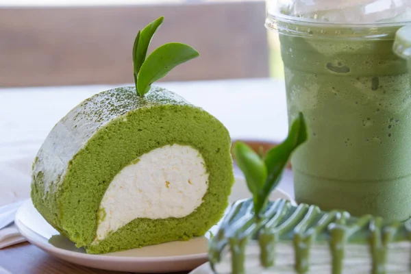 Yeşil çay pasta rulo ile matcha yeşil çay