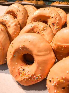 Donuts sprinkles ile