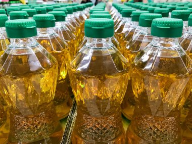 Şişe palm yağı yığını kadar kapalı